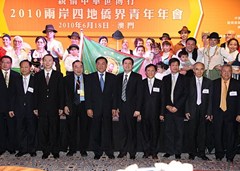 承辦單位的負責人與演員合照留念