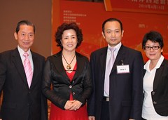 僑聯副會長陳炳銓（左一）、副會長劉雅煌（右二）與嘉賓合照
