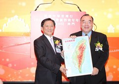 台灣僑聯總會簡漢生向歸僑總會至送紀念品，由黎振強會長代表接受