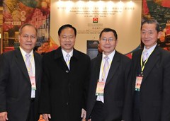 左起：僑總負責人黃瓊成、王彬成、勞灼榮、陳炳銓合照