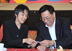 全國僑聯林軍主席(右)與文副局長交談